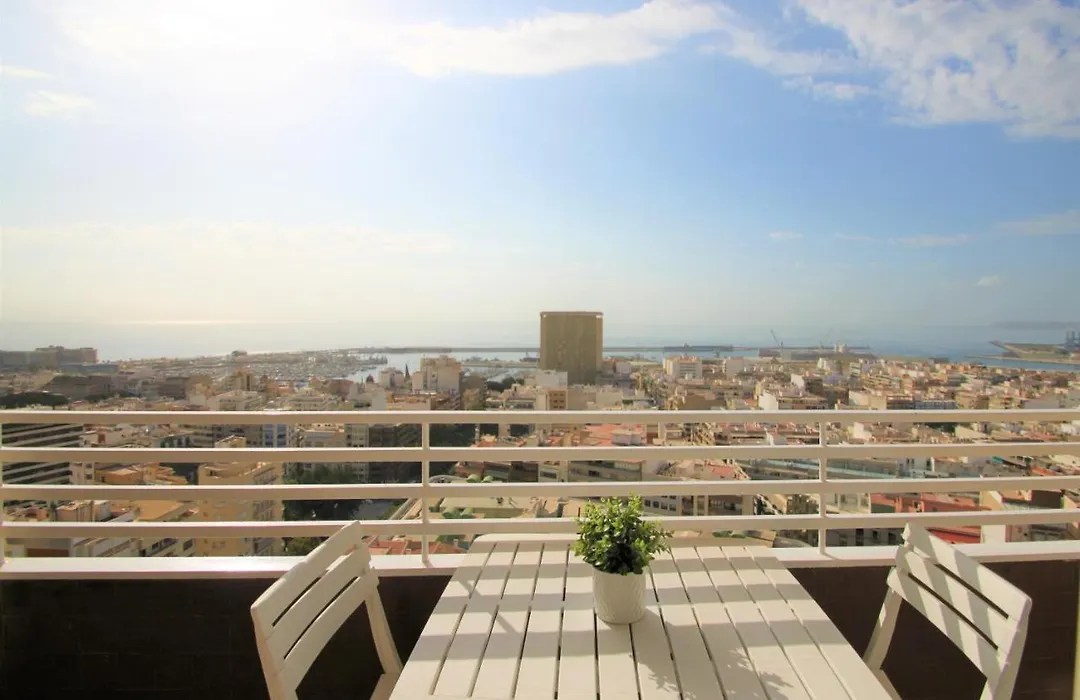 Estudio CasaTuris en planta 18 en pleno centro de Alicante A106-1