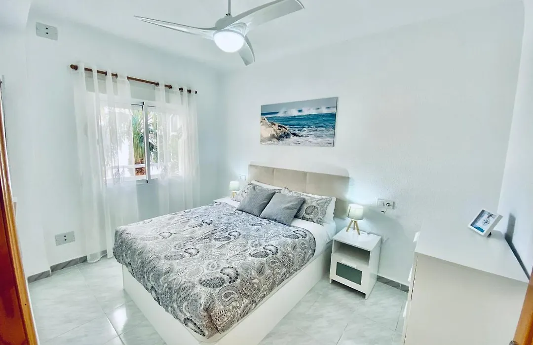 Amplio apartamento con vistas al mar, parking y wifi-1
