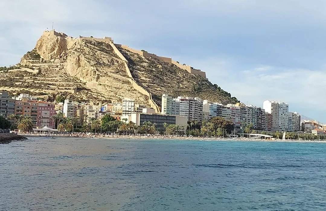 L13 - 5 Bedrooms 2 Baths, Very Large Apartment By The Sea-1