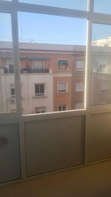 Three private bedrooms with private bathroom in spacious apartment in Alicante,shared kitchen&living room,host lives in the apartment ES Tres habitaciones privadas con baño privado,cocina y sala de estar compartidas,el anfitrión vive en el aparta-1