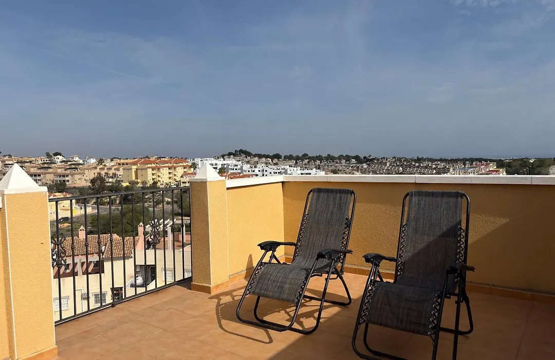 Top Floor Spacious Apartment With Roof Terrace-1