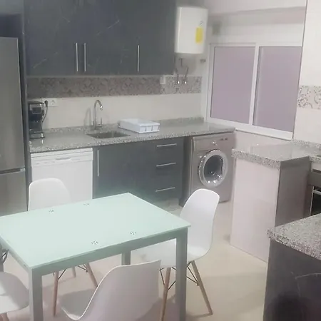 Three private bedrooms with private bathroom in spacious apartment in Alicante,shared kitchen&living room,host lives in the apartment ES Tres habitaciones privadas con baño privado,cocina y sala de estar compartidas,el anfitrión vive en el aparta-2