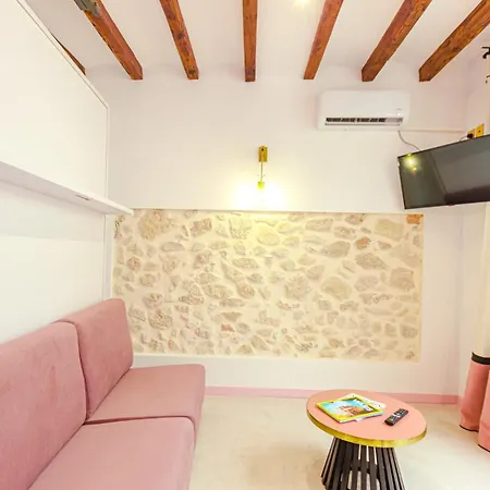 Glamorous Pink Studio In City Center-2