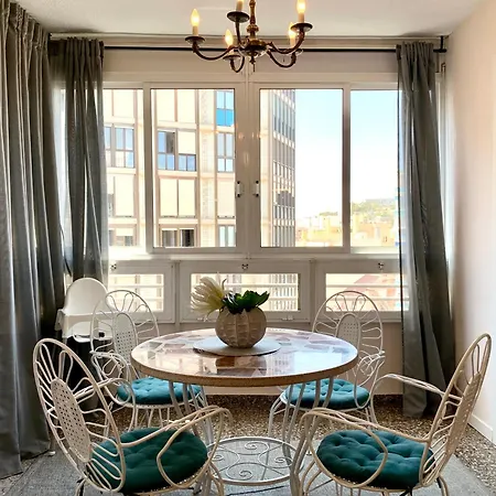 Centrally-Located, Spacious Flat At Historic Centre & Short Walk To Beach-2