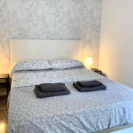 Centrally-Located, Spacious Flat At Historic Centre & Short Walk To Beach-3