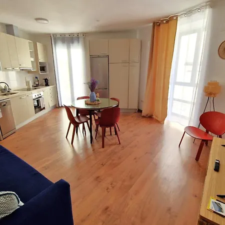 Very Centric Apartment, Lightful, Well Equipped And Decorated, With Castle Views, And Besides A Nice Plaza In Old Town-2