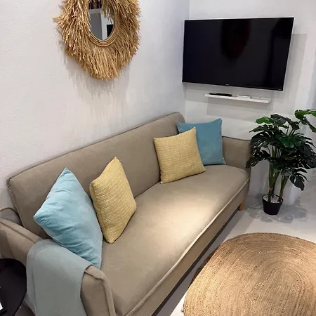 Cozy 1-Bdrm Apt In City Center-2