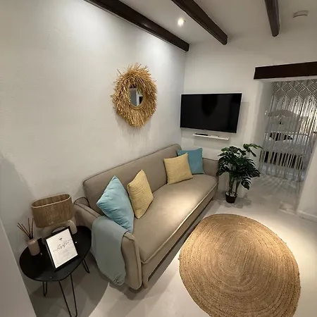 Cozy 1-Bdrm Apt In City Center-3