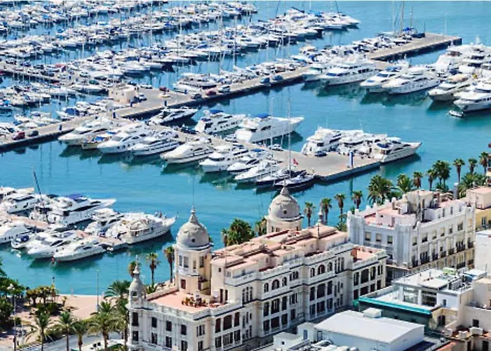 Charming & Spacious Apartment In Historic Centre & Short Walk To Beach Alicante