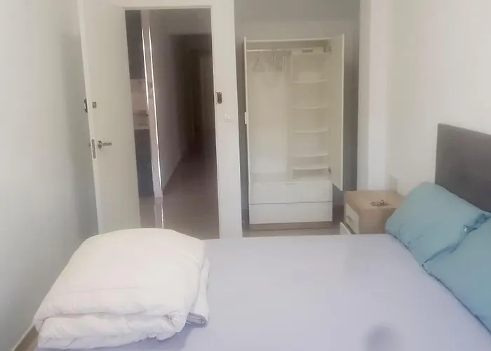 Three private bedrooms with private bathroom in spacious apartment in Alicante,shared kitchen&living room,host lives in the apartment ES Tres habitaciones privadas con baño privado,cocina y sala de estar compartidas,el anfitrión vive en el aparta