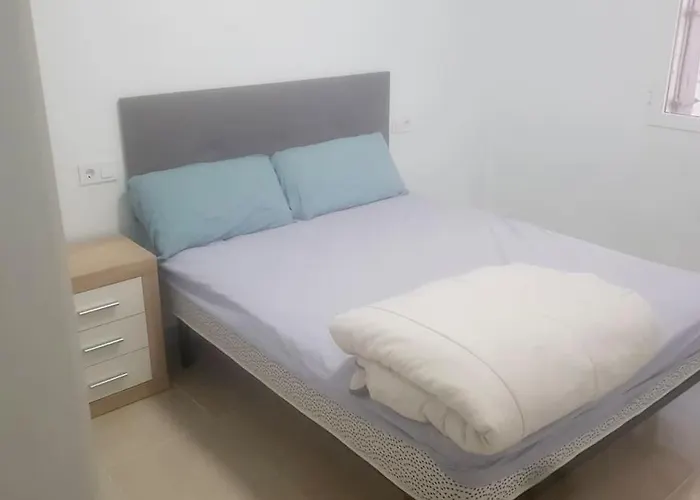 Three private bedrooms with private bathroom in spacious apartment in Alicante,shared kitchen&living room,host lives in the apartment ES Tres habitaciones privadas con baño privado,cocina y sala de estar compartidas,el anfitrión vive en el aparta