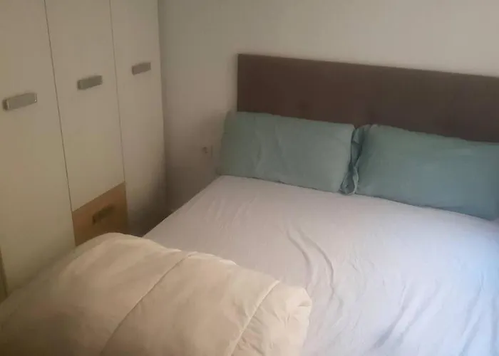 Three private bedrooms with private bathroom in spacious apartment in Alicante,shared kitchen&living room,host lives in the apartment ES Tres habitaciones privadas con baño privado,cocina y sala de estar compartidas,el anfitrión vive en el aparta