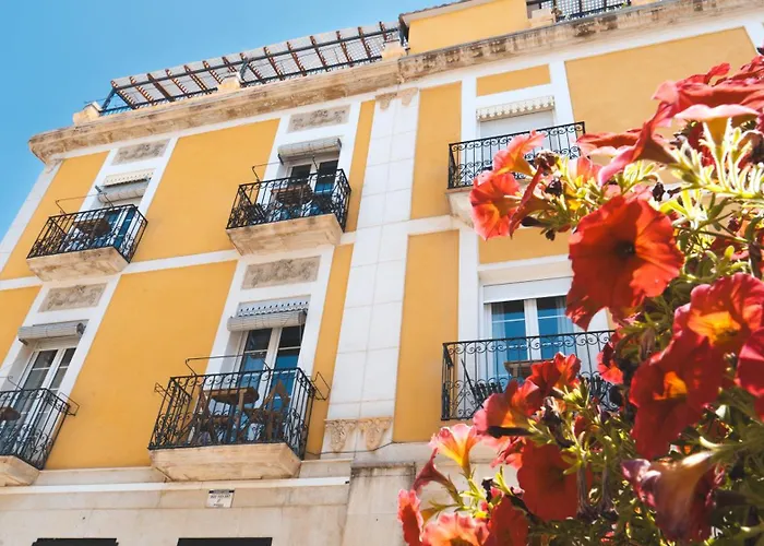 Edificio Amarillo En El Barrio Lägenhet Alicante